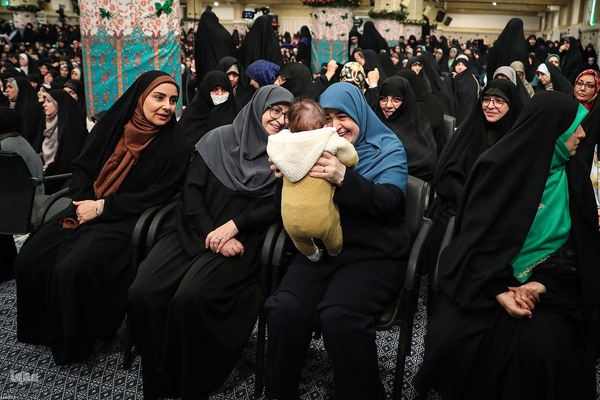 دیدار هزاران نفر از زنان و دختران با رهبر معظم انقلاب