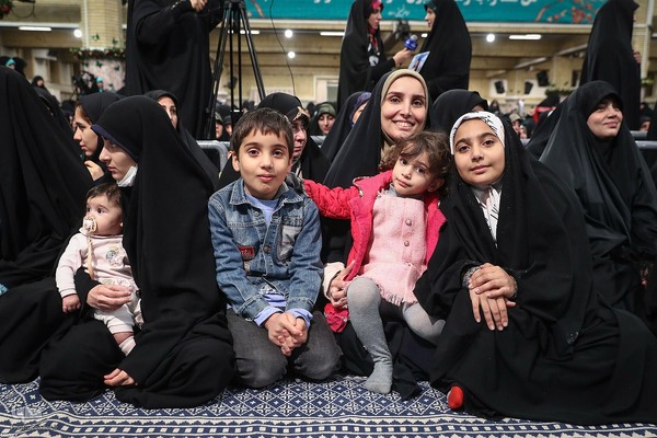 دیدار هزاران نفر از زنان و دختران با رهبر معظم انقلاب