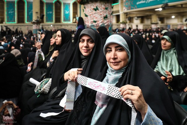 دیدار هزاران نفر از زنان و دختران با رهبر معظم انقلاب