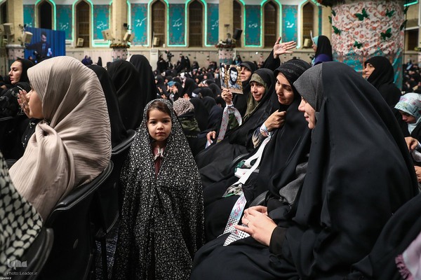 دیدار هزاران نفر از زنان و دختران با رهبر معظم انقلاب