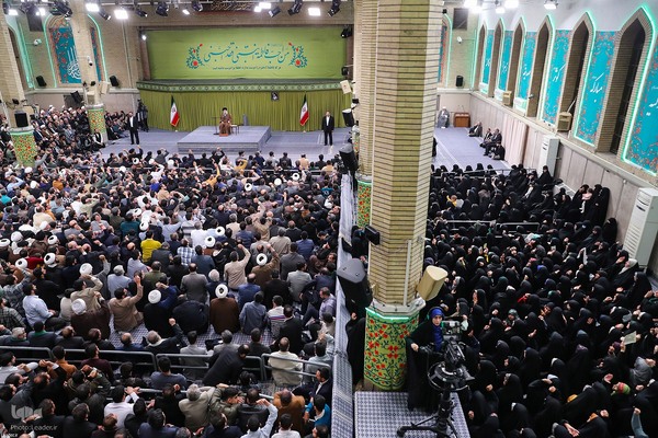 دیدار هزاران نفر از مداحان و ستایشگران اهل بیت(ع)