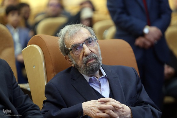 سیدعلی موسوی‌گرمارودی، مترجم قرآن و شاعر در آیین پایانی نوزدهمین دوره مسابقات عترت و چهارمین جشنواره فرهنگی هنری رسانه ملی