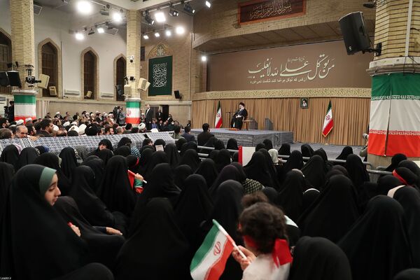 دیدارهزاران نفر از مردم قم با رهبر معظم انقلاب