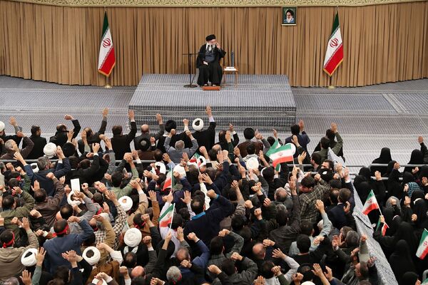 دیدارهزاران نفر از مردم قم با رهبر معظم انقلاب