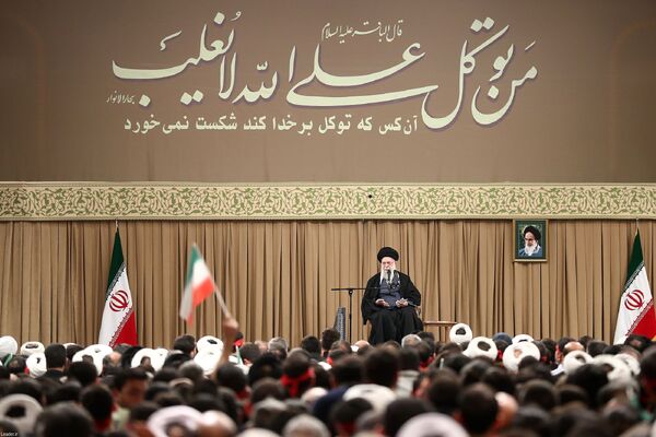 دیدارهزاران نفر از مردم قم با رهبر معظم انقلاب