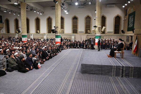 دیدارهزاران نفر از مردم قم با رهبر معظم انقلاب