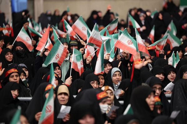 دیدارهزاران نفر از مردم قم با رهبر معظم انقلاب