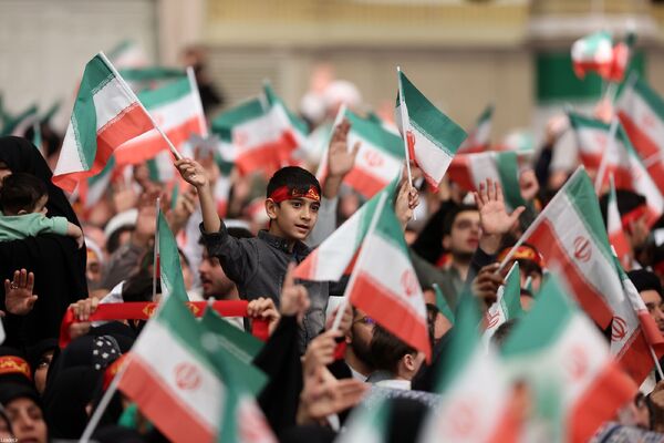 دیدارهزاران نفر از مردم قم با رهبر معظم انقلاب