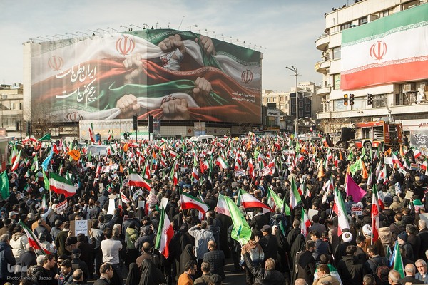 تجمع همبستگی ملی در میدان انقلاب