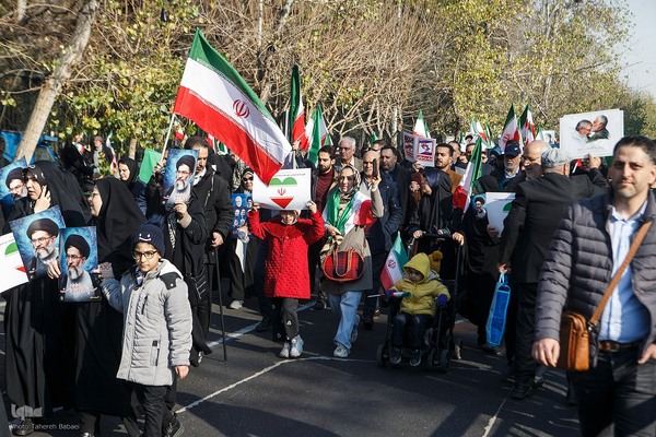 تجمع همبستگی ملی در میدان انقلاب