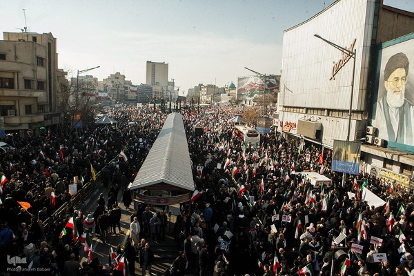 تجمع همبستگی ملی در میدان انقلاب