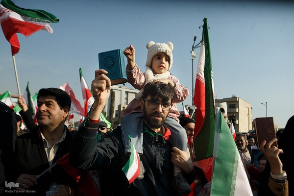 تجمع همبستگی ملی در میدان انقلاب