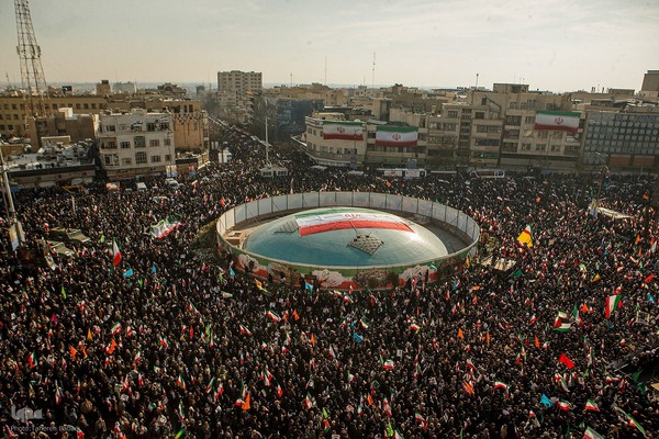 تجمع همبستگی ملی در میدان انقلاب