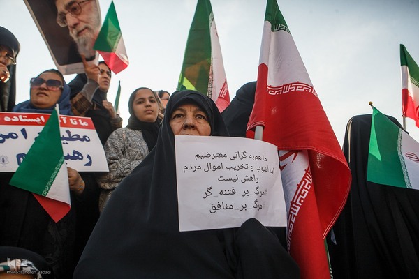 تجمع همبستگی ملی در میدان انقلاب