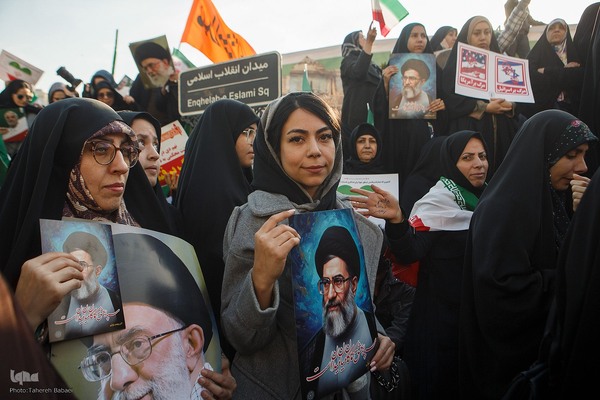 تجمع همبستگی ملی در میدان انقلاب