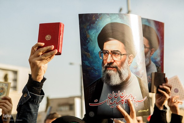 تجمع همبستگی ملی در میدان انقلاب