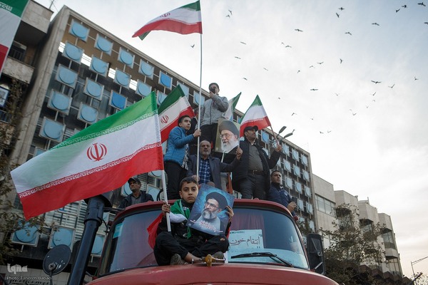 تجمع همبستگی ملی در میدان انقلاب