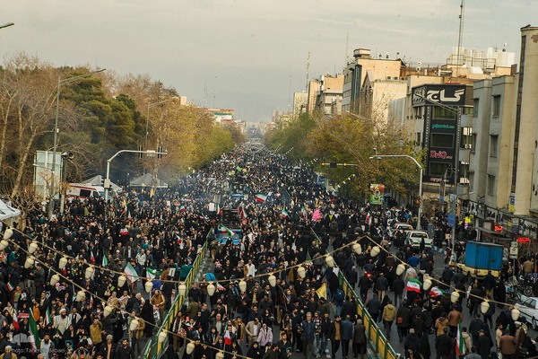 تجمع همبستگی ملی در میدان انقلاب