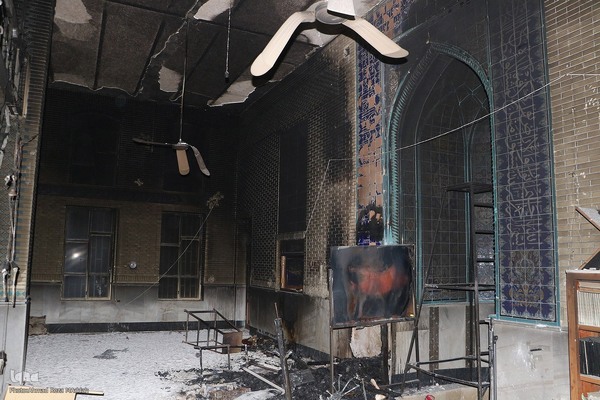 مسجدی که سوخت ولی نماز جماعت آن خاموش نشد