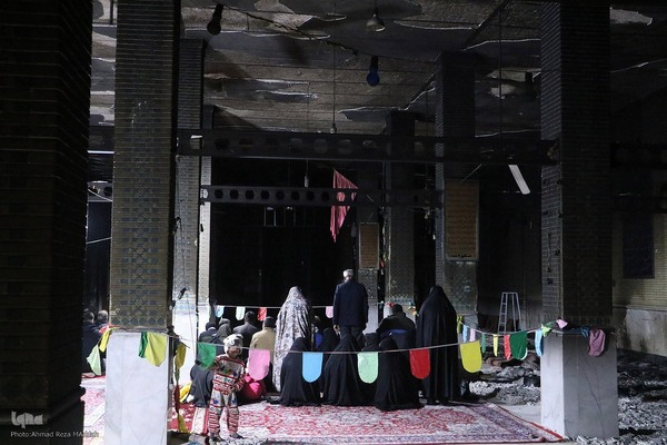 مسجدی که سوخت ولی نماز جماعت آن خاموش نشد