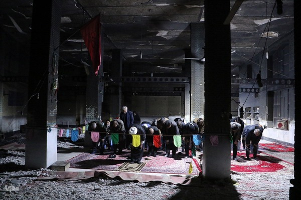 مسجدی که سوخت ولی نماز جماعت آن خاموش نشد