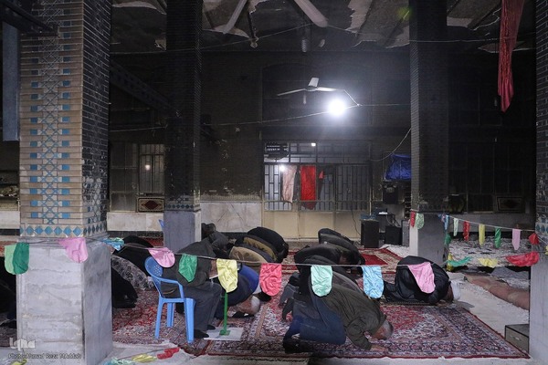 مسجدی که سوخت ولی نماز جماعت آن خاموش نشد