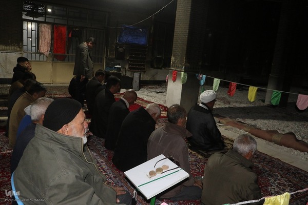 مسجدی که سوخت ولی نماز جماعت آن خاموش نشد