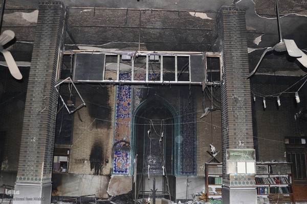 مسجدی که سوخت ولی نماز جماعت آن خاموش نشد