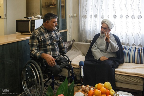 حضور نمایندگان رهبر انقلاب در منزل علی امینی جانباز دفاع مقدس و قهرمان در رشته‌های شنا و تیراندازی