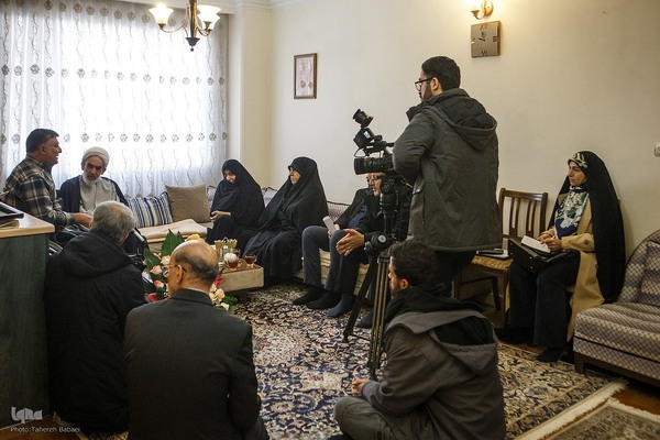 حضور نمایندگان رهبر انقلاب در منزل علی امینی جانباز دفاع مقدس و قهرمان در رشته‌های شنا و تیراندازی