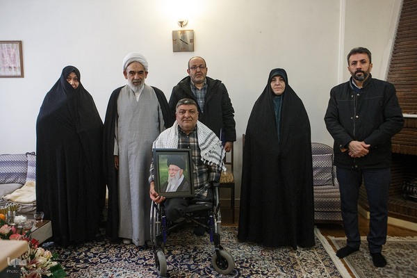 حضور نمایندگان رهبر انقلاب در منزل علی امینی جانباز دفاع مقدس و قهرمان در رشته‌های شنا و تیراندازی