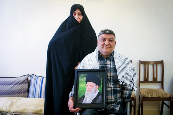 حضور نمایندگان رهبر انقلاب در منزل علی امینی جانباز دفاع مقدس و قهرمان در رشته‌های شنا و تیراندازی