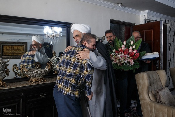 حضور نمایندگان رهبر انقلاب در منزل رضا یزدان‌پناه کجانی جانباز دفاع مقدس
