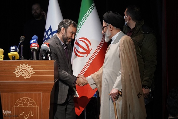 رونمایی از کتاب «قندیل» در حوزه هنری