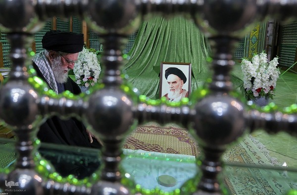 آغاز جشن‌های چهل‌وهفتمین سالگرد پیروزی انقلاب اسلامی با حضور حضرت آیت‌الله خامنه‌ای در حرم مطهر حضرت امام خمینی(ره)