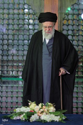 آغاز جشن‌های چهل‌وهفتمین سالگرد پیروزی انقلاب اسلامی با حضور حضرت آیت‌الله خامنه‌ای در حرم مطهر حضرت امام خمینی(ره)
