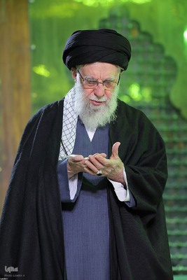 آغاز جشن‌های چهل‌وهفتمین سالگرد پیروزی انقلاب اسلامی با حضور حضرت آیت‌الله خامنه‌ای در حرم مطهر حضرت امام خمینی(ره)