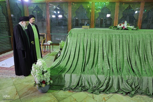 آغاز جشن‌های چهل‌وهفتمین سالگرد پیروزی انقلاب اسلامی با حضور حضرت آیت‌الله خامنه‌ای در حرم مطهر حضرت امام خمینی(ره)