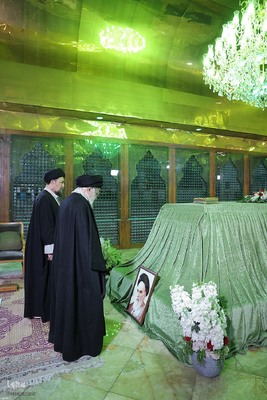 آغاز جشن‌های چهل‌وهفتمین سالگرد پیروزی انقلاب اسلامی با حضور حضرت آیت‌الله خامنه‌ای در حرم مطهر حضرت امام خمینی(ره)