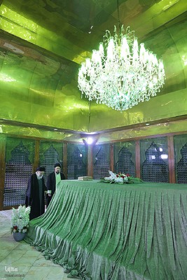 آغاز جشن‌های چهل‌وهفتمین سالگرد پیروزی انقلاب اسلامی با حضور حضرت آیت‌الله خامنه‌ای در حرم مطهر حضرت امام خمینی(ره)