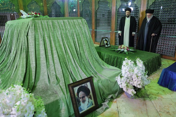 آغاز جشن‌های چهل‌وهفتمین سالگرد پیروزی انقلاب اسلامی با حضور حضرت آیت‌الله خامنه‌ای در حرم مطهر حضرت امام خمینی(ره)