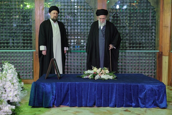 آغاز جشن‌های چهل‌وهفتمین سالگرد پیروزی انقلاب اسلامی با حضور حضرت آیت‌الله خامنه‌ای در حرم مطهر حضرت امام خمینی(ره)