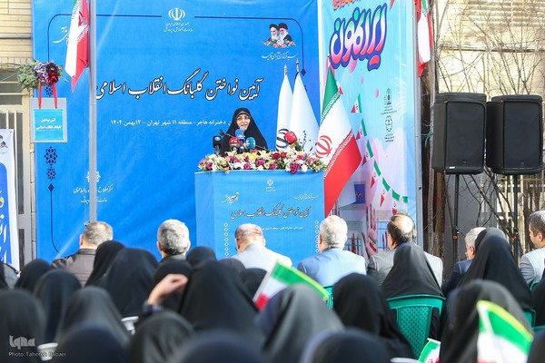 مراسم نواختن زنگ پیروزی انقلاب اسلامی