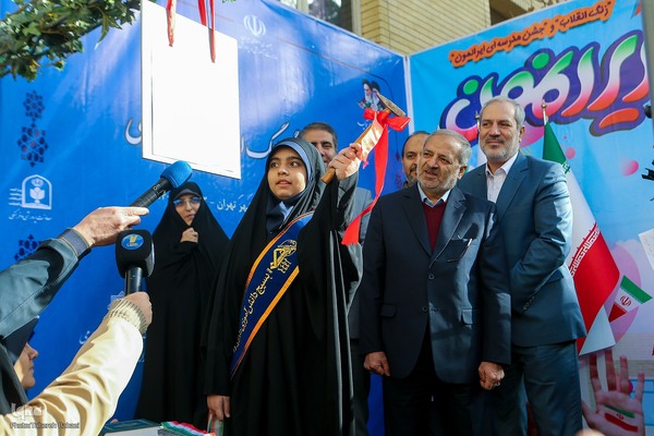 مراسم نواختن زنگ پیروزی انقلاب اسلامی
