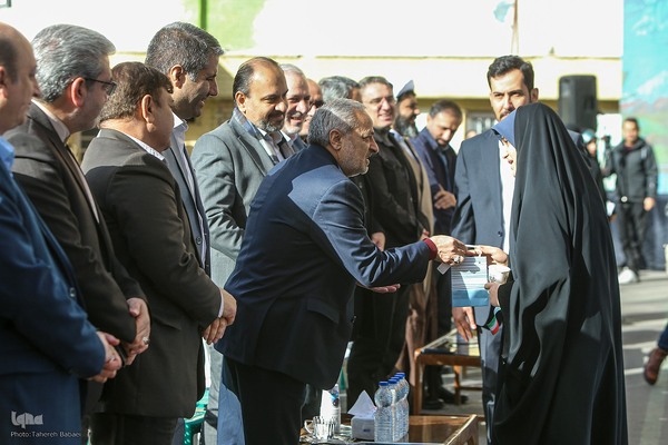 مراسم نواختن زنگ پیروزی انقلاب اسلامی