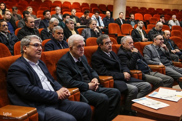 مراسم گرامیداشت هفته‌نامه بازار کار همراه با برنامه نکوداشت سیدکاظم حسینی