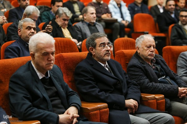 مراسم گرامیداشت هفته‌نامه بازار کار همراه با برنامه نکوداشت سیدکاظم حسینی