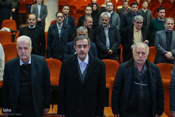 مراسم گرامیداشت هفته‌نامه بازار کار همراه با برنامه نکوداشت سیدکاظم حسینی