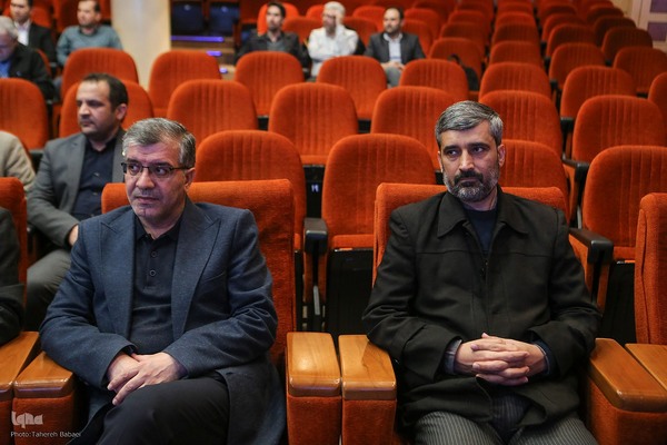 مراسم گرامیداشت هفته‌نامه بازار کار همراه با برنامه نکوداشت سیدکاظم حسینی
