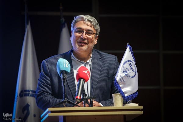 مراسم گرامیداشت هفته‌نامه بازار کار همراه با برنامه نکوداشت سیدکاظم حسینی